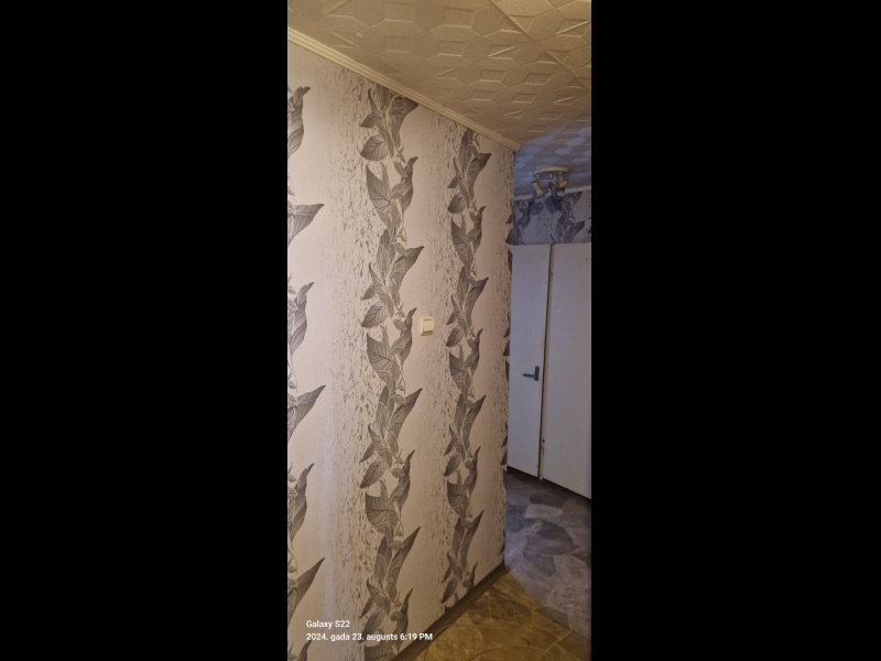 Tapešu līmēšana un sienu apdares darbi.