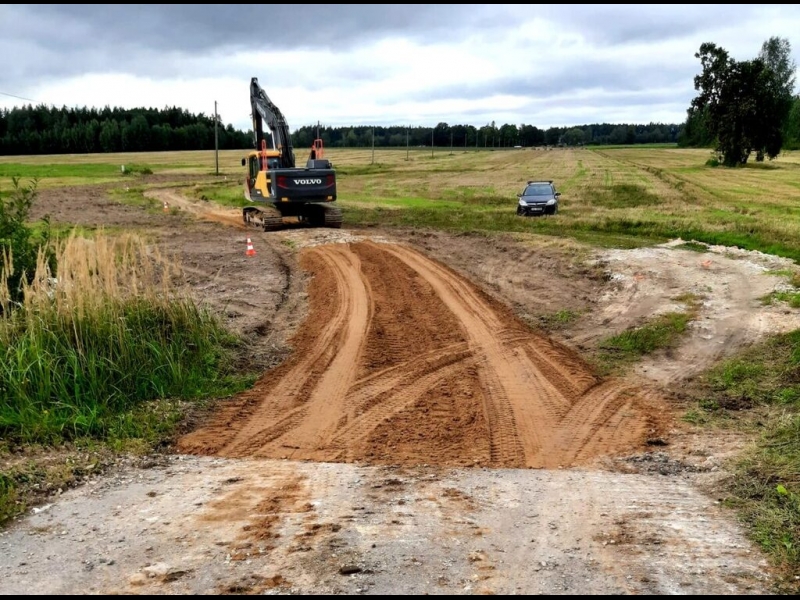 "Valmieras ceļi" ekskavators strādā pie grants ceļa būvniecības lauka Vidzemē