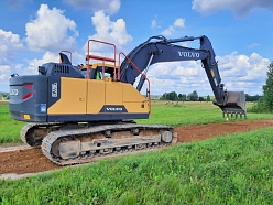 "Valmieras ceļi" Volvo ekskavators strādā pie grants ceļa būvniecības Vidzemē.