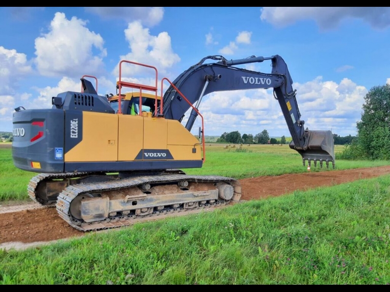 "Valmieras ceļi" Volvo ekskavators strādā pie grants ceļa būvniecības Vidzemē.