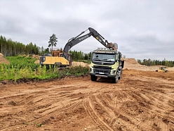 eguves vieta, kur Volvo kravas automašīna piegādā iegūtos materiālus ceļu būvniecībai