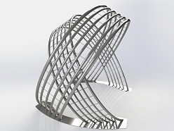 Mākslinieciskais vides objekts no metāla pilsētvidē