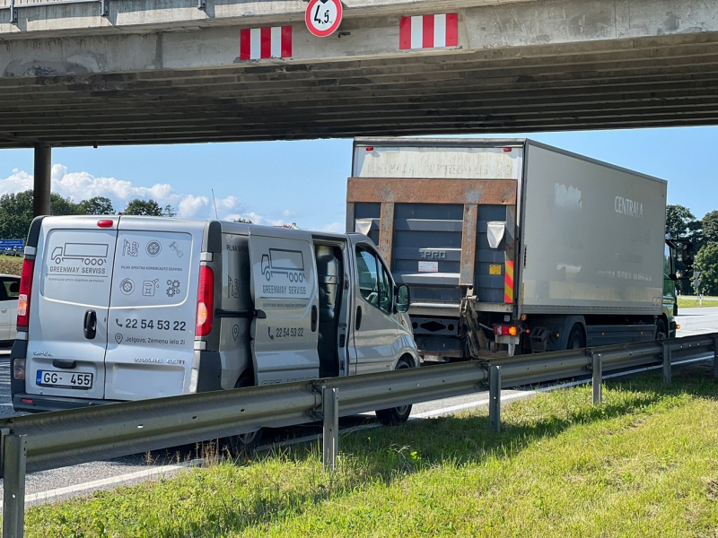 palīdzība uz ceļa kravas automašīnām