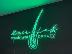 HairLab stilīgais neona zīme.