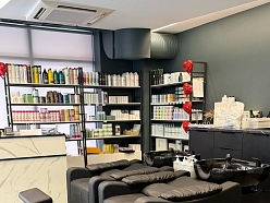 Matu mazgāšanas vieta ar komfortablām krēsliem.