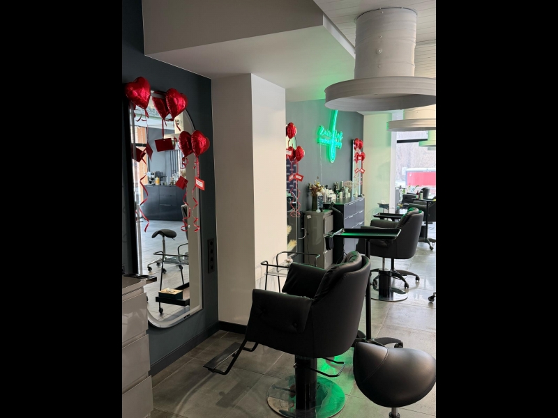 Moderns un stilīgs matu kopšanas salons.