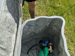 Ūdens spices sūkņa uzstādīšana aizsargkastē