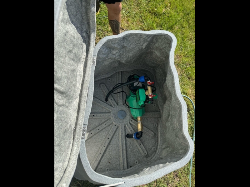 Ūdens spices sūkņa uzstādīšana aizsargkastē