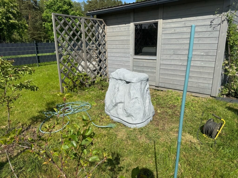 Dekoratīvs spices pārsegs dārzā