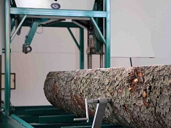 Precīza koksnes apstrāde ar profesionālu lentzāģi