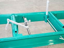 Stabila baļķu fiksācijas sistēma zāģēšanas procesam