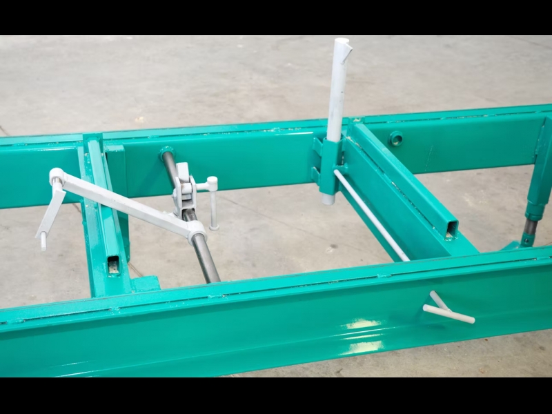 Stabila baļķu fiksācijas sistēma zāģēšanas procesam