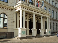 Rīgas pilsētas pašvaldība savām amatpersonām un darbiniekiem pirks veselības apdrošināšanu par 940 929 eiro.