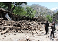 Musonu lietusgāžu izraisīti plūdi Pakistānas ziemeļos prasījuši vismaz 43 cilvēku dzīvību.