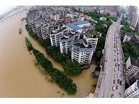 Lietusgāžu izraisīti plūdi Ķīnā ir prasījuši 237 cilvēku dzīvības.