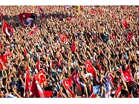 Turcijas varas iestādes, izmeklējot neveiksmīgo militārā apvērsuma mēģinājumu ar mērķi gāzt prezidentu Redžepu Tajipu Erdoganu, ir izdevušas orderus 42 žurnālistu aizturēšanai, pirmdien, 25.jūlijā vēstīja televīzijas ziņu kanāli. Foto: AFP/LETA
