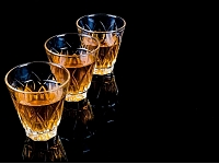 Viltota nelegālā alkohola dēļ Latvijā katru gadu tiek zaudēti 20 miljoni eiro, kas ir apmēram 9% no kopējā stipro alkoholisko dzērienu un vīna pārdošanas apjoma, secināts Eiropas Savienības Intelektuālā īpašuma biroja (EUIPO) ziņojumā. Ilustratīvs foto/ Foto: Stock.XCHNG
