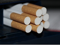 Netālu no Jēkabpils tirgus atrasti teju 10 000 nelegālo cigarešu.