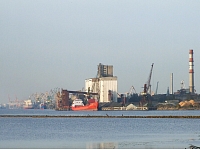 Rīgas ostā ienācis šogad lielākais kuģis, - tā garums ir 265 metri, platums 43 metri, maksimālā iegrime 14,8 metri un maksimālā kravnesība 114 000 tonnu.