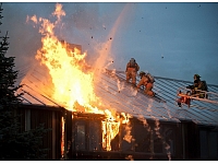 ASV Kalifornijas štatā aizturēts 40 gadus vecs vīrietis, kurš tiek turēts aizdomās par plaša ugunsgrēka izraisīšanu štata ziemeļos, kur nodegušas vairāk nekā 175 ēkas un aptuveni 4000 cilvēku liesmu dēļ bijuši spiesti pamest savas mājas.