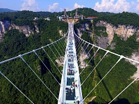 Ķīnas Džandzjadzje kalnos atklāts pasaulē augstākais un garākais tilts ar stikla apakšu.