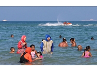 Francijas kūrortpilsētā Kannās atcelts aizliegums pludmalēs nēsāt visu ķermeni sedzošos peldkostīmus jeb burkini. Foto: EPA/LETA