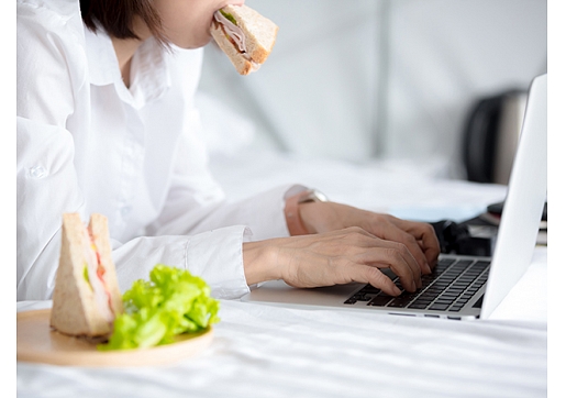 Ātri, bet ne trekni: kā izvēlēties veselīgas uzkodas ceļā