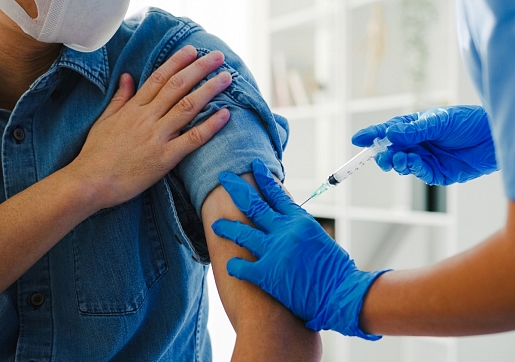 Kādi ir SARS-COV-2 vakcinācijas smagu alerģisku reakciju riski? Skaidro alergoloģe