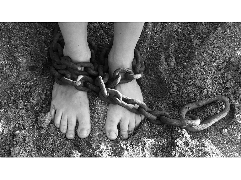 Dānijā tiesas priekšā stāsies kāds 58 gadus vecs vīrietis, kurš seksa verdzībā vairākus mēnešus turējis 14 gadus vecu meiteni. Vīrietim par nodarīto draud vismaz četru gadu cietumsods.
