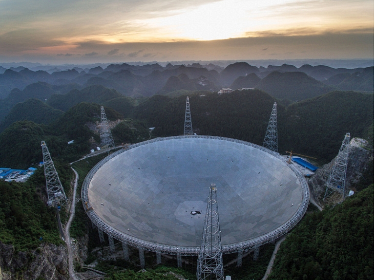 Ķīnā pabeigta pasaulē lielākā radioteleskopa būvniecība, un tiek plānots, ka septembrī tas sāks darbu, lai meklētu ārpuszemes dzīvību un pētītu Visumu.