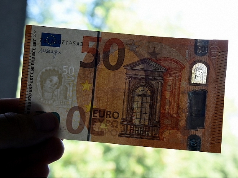 Eiropas Centrālā banka informē, ka jaunā Eiropas sērijas 50 eiro banknote apgrozībā nonāks nākamā gada 4.aprīlī.