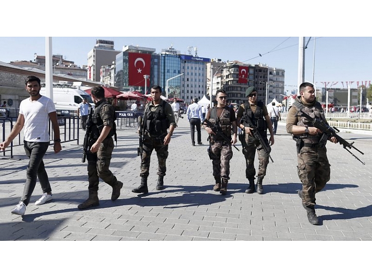 Turcijā noticis militārā apvērsuma mēģinājums, kur nogalināti vismaz 265 cilvēki, bet 1440 guvuši ievainojumus, arestētas ap 3000 militārpersonas un no amatiem atcelti pieci ģenerāļi un 29 pulkveži. Pēc mēģinājuma atlaisti vai atstādināti no amatiem 45 000 līdz 50 000 cilvēku.