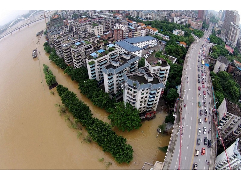 Lietusgāžu izraisīti plūdi Ķīnā ir prasījuši 237 cilvēku dzīvības.