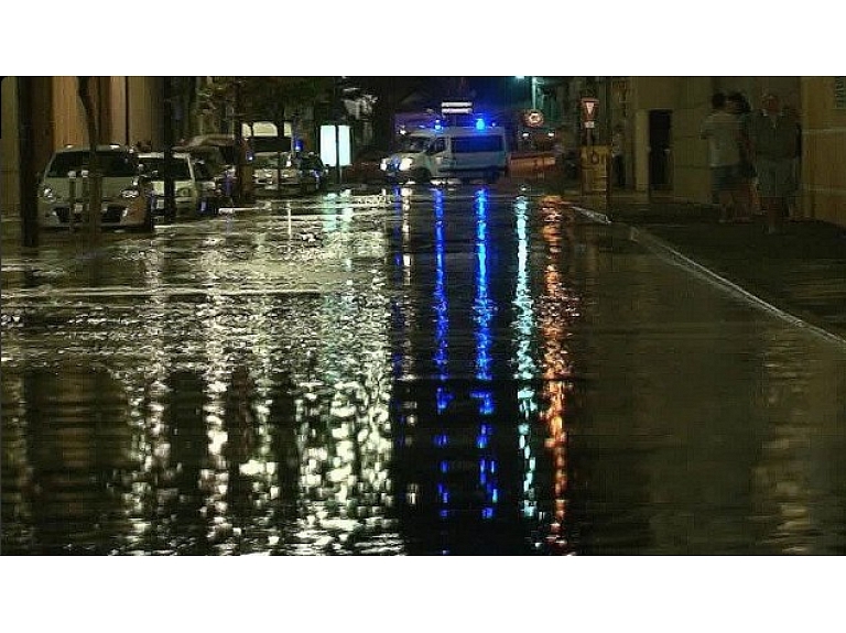 Francijas dienvidu pilsētā Sētā naktī uz trešdienu ielas pārplūdušas ar vīnu, tam ieplūstot ēku pagrabos, autostāvvietās un pat dažu cilvēku mājās. Foto: Twitter.com/ @Clyde_Barrow