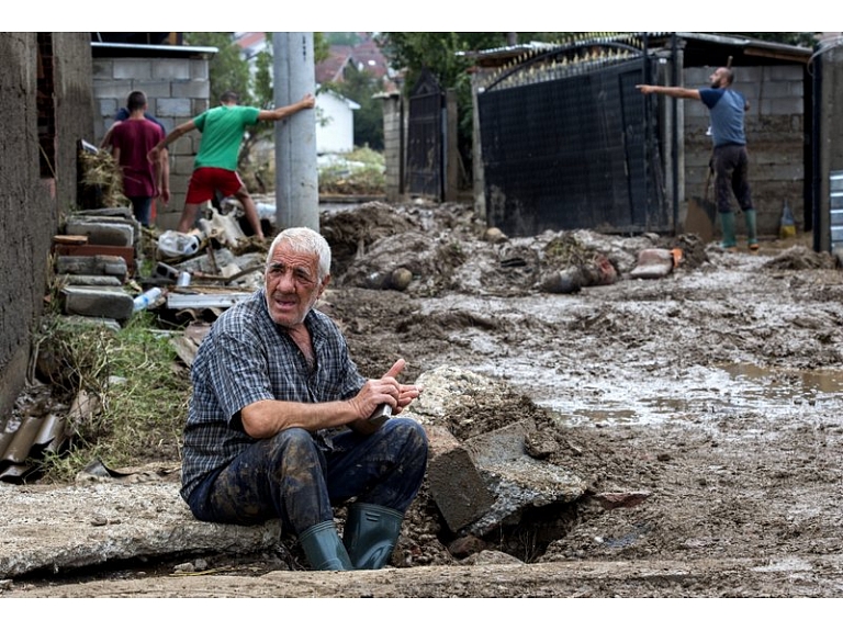 Vismaz 20 cilvēki gājuši bojā spēcīgu lietusgāžu izraisītos plūdos Maķedonijas galvaspilsētā Skopjē.