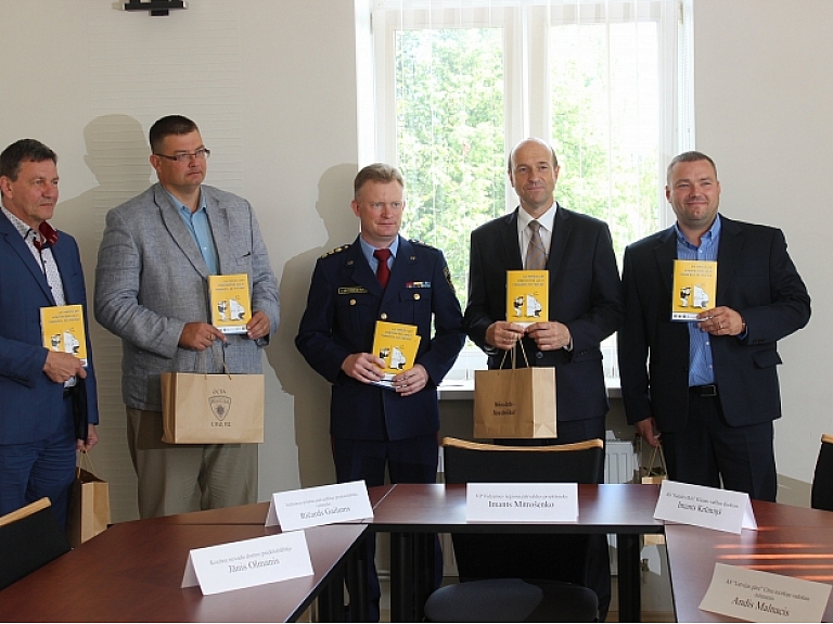 Valsts policijas Vidzemes reģiona pārvaldē prezentēja brošūru - 