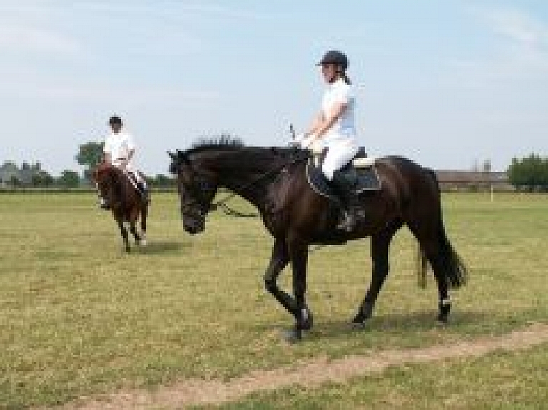 Gaidāmas jātnieku sacensības jātnieku "Carnikavas kauss 2015"