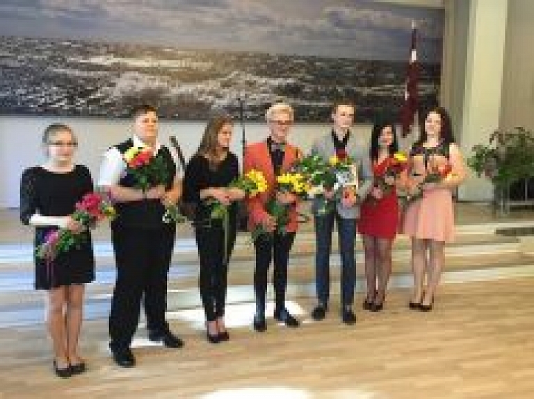 Saulkrastos apsveikti šī mācību gada izcilākie skolnieki
