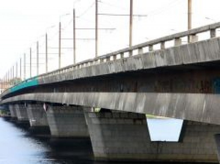 Daugavā izveidojies naftas produktu plankums; vieta ierobežota