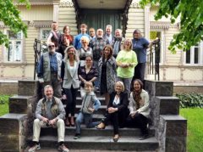 Rēzeknē notiek mākslinieku plenērs "Domas lidojums 2015"