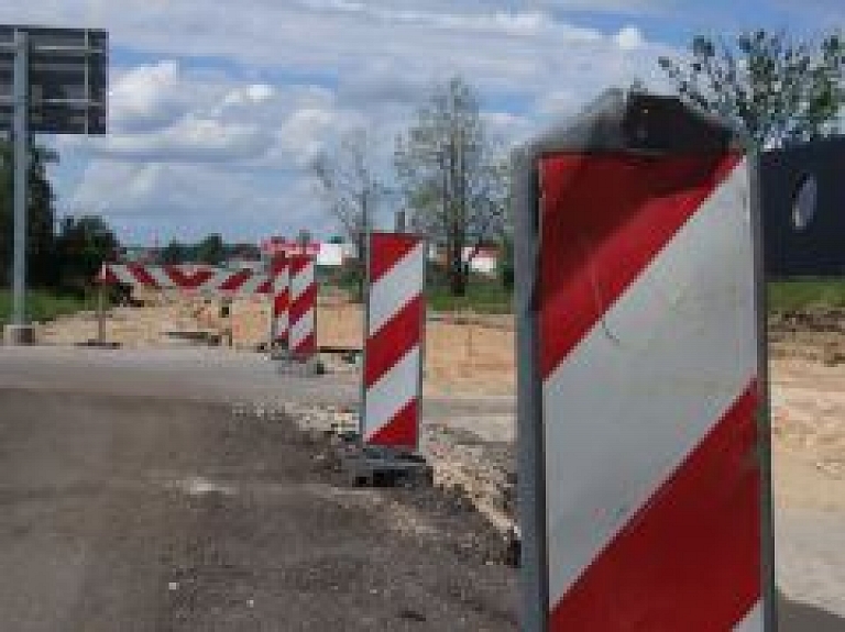 Remontu dēļ ierobežota satiksme uz Daugavpils - Rēzekne šosejas