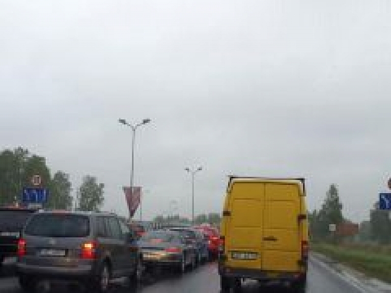 Satiksmes ierobežojumu dēļ Rīgā plaši sastrēgumi