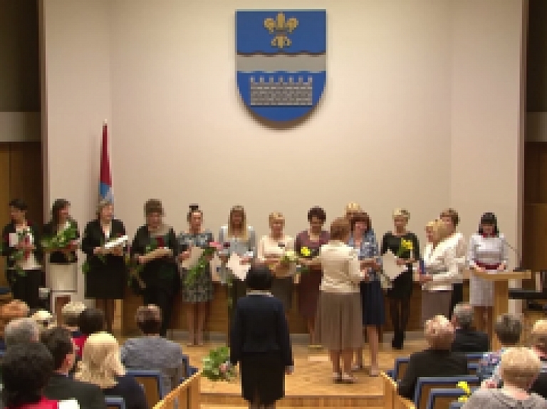 Latgales Reģionālā TV: Daugavpilī godina nopelniem bagātos skolotājus