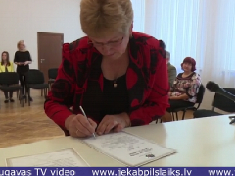 Vidusdaugavas TV: Trīs Latvijas pilsonības kandidāti Jēkabpilī dod svinīgo solījumu par uzticību Latvijas Republikai