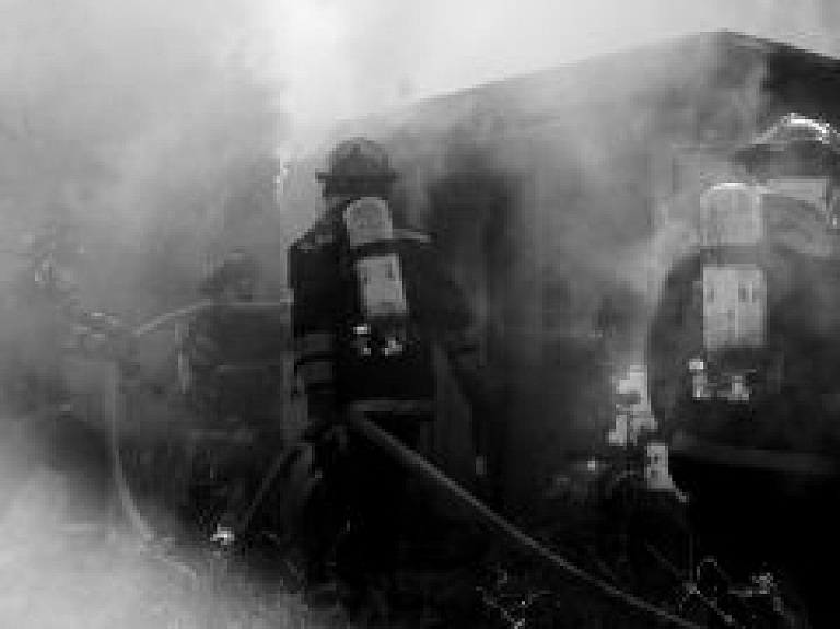 Garciemā dedzis šķūnis