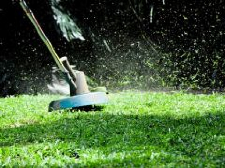 Carnikavas novadā sākusies pļaušanas sezona