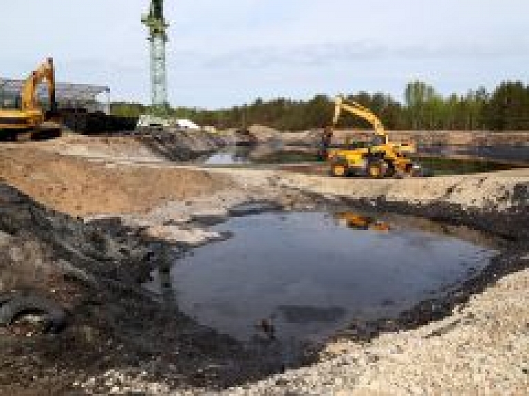 "Skonto būve": Saskaņā ar līgumu Inčukalnā vēl atlikušas 1000 tonnas izsmeļamā gudrona