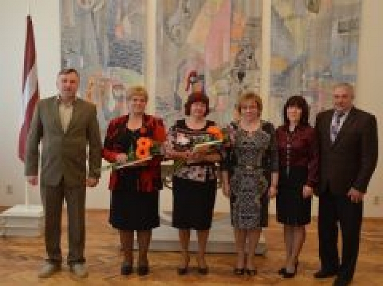 Svinīgo solījumu par uzticību Latvijas Republikai nodod trīs pilsonības pretendenti