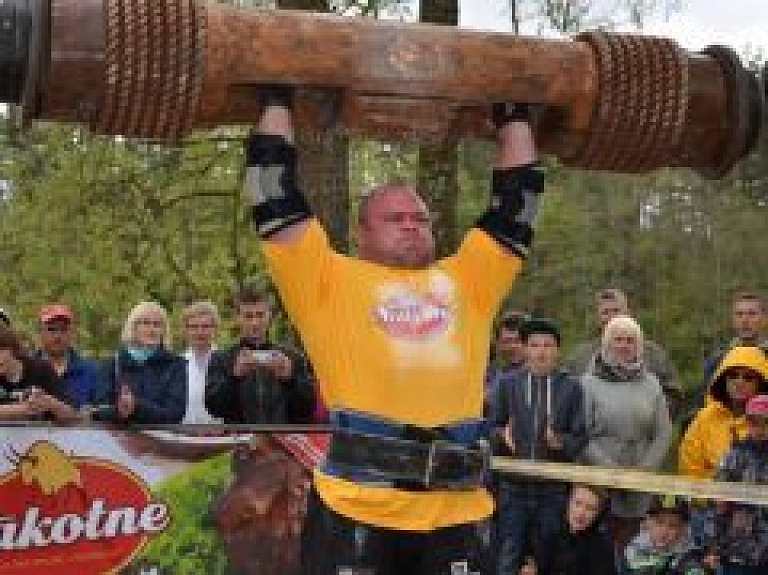 Dainis Zāģeris Strenčos uzstāda jaunu Latvijas rekordu baļķa celšanā