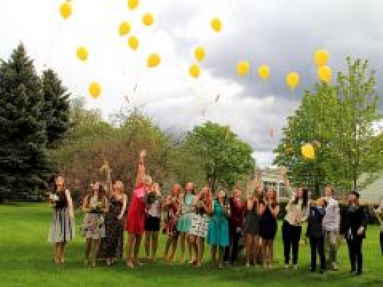 Pēdējais zvans Carnikavas pamatskolā ieskandina eksāmenu laiku